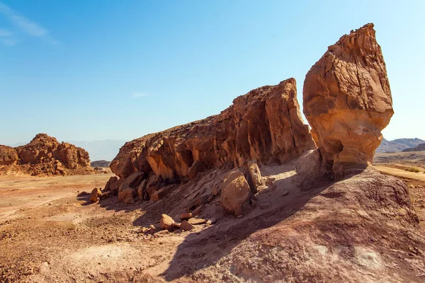 엄청나게 색깔의 바위들이 있습니다 남쪽에 에일라 리조트 근처에 이스라엘 무더운 — 스톡 사진