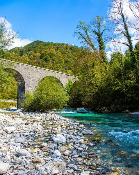 Köprü Idrija Nehri Üzerindeki Viyadük Slovenya Git Dağların Ormanların Sonbahar — Stok fotoğraf