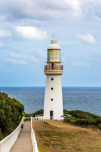 通往灯塔的道路被栅栏围住了 大海岸边宏伟的灯塔 大海路沿着澳大利亚的太平洋海岸延伸 — 图库照片