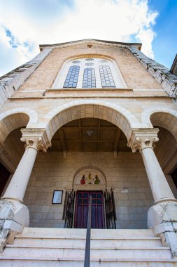 Trappist Sessiz Manastır Latrun. Bakire Latrun Manastırı, Trappist tarikatına aittir. Muhteşem ana manastır kapısı bahçeye açılıyor. İsrail