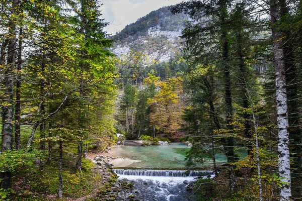 人工瀑布堤坝 Julian Alps 斯洛文尼亚 秋天的森林在山谷里 风景如画的浅湖 绿水冰封 轻雾从水面升起 — 图库照片