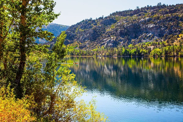 Superfície Lisa Água Reflete Céu Montanhas Florestas Magnífico Lago Prata — Fotografia de Stock