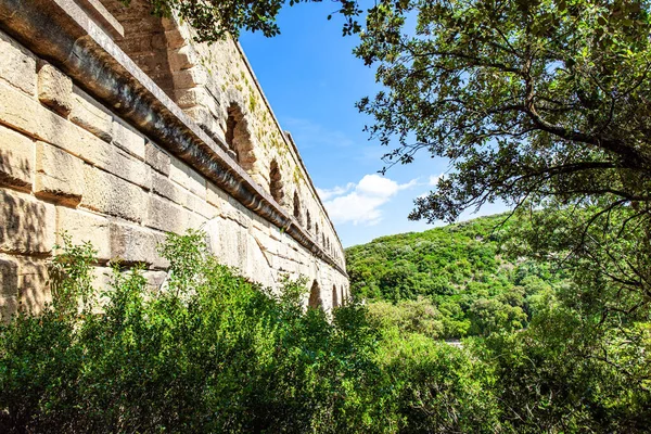 Acueducto Pont Gard Conecta Montañas Colinas Cubiertas Densos Bosques Caducifolios —  Fotos de Stock