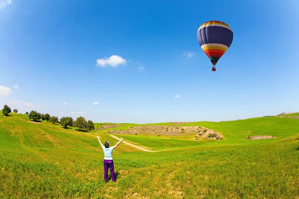 Prachtige Zonnige Dag April Wandel Tussen Vers Groen Gras Wilde — Stockfoto