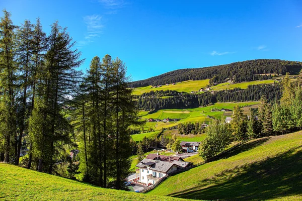 Dolomity Słoneczny Jesienny Dzień Europa Val Funes Najpiękniejsza Wioska Świecie — Zdjęcie stockowe