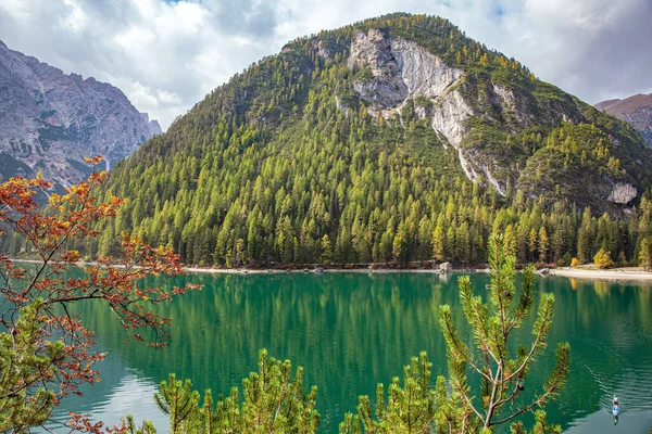 Claro Agua Azul Verde Del Lago Refleja Las Montañas Denso — Foto de Stock