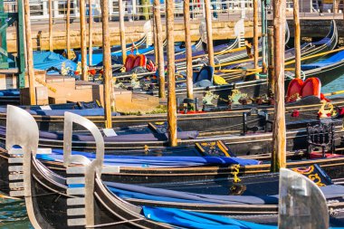 Muhteşem gondollar Büyük Kanal 'da romantik bir yürüyüş sunar. Venedik 'e büyülü bir yolculuk. Venedik 'te güneşli bir sabah. Etkin, kültürel ve fotoğraf turizmi kavramı