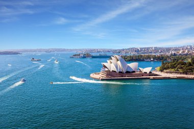  Meşhur Sydney Limanı. Limanın pitoresk kıyıları boyunca bir turist teknesiyle tekne gezisi. Dünyanın en ünlü Sydney Opera Binası. Sidney Avustralya 'nın en eski şehridir.. 