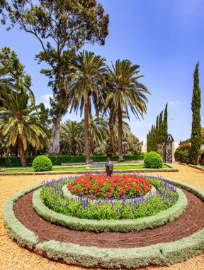 Bahai Dünya Merkezi. Hacc merkezi ve popüler turizm merkezi. Carmel Dağı 'nın yamacı. Hayfa, İsrail. Parlak kırmızı çiçekli lüks çiçek tarhı. 