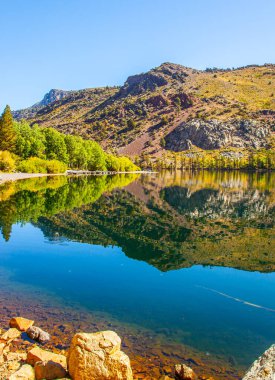 Muhteşem Gümüş Göl, California 'nın dağlarında. ABD 'nin batısına sonbahar yolculuğu. Suyun yüzeyi gökyüzünü, dağları ve ormanları yansıtır.. 