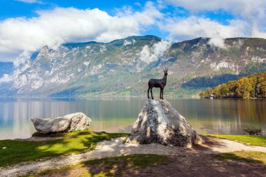 Bohinj gölü sembolü. Altın boynuzlu yabani papağanların heykeli. 
