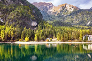 Iago di Braies gölünde güzel bir gezinti. Gölün berrak mavi-yeşil suyu dağları ve kozalaklı ormanı yansıtır. Güney Tyrol, Dolomitler. Avrupa 'ya seyahat 