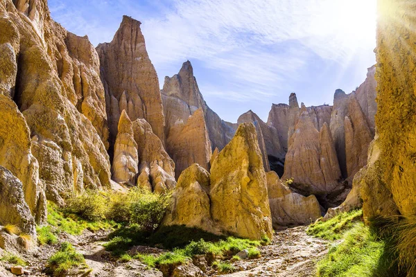 Grandiosas Formações Naturais Terra Argila Cliffs Jagged Pináculos Afiados Cumes — Fotografia de Stock