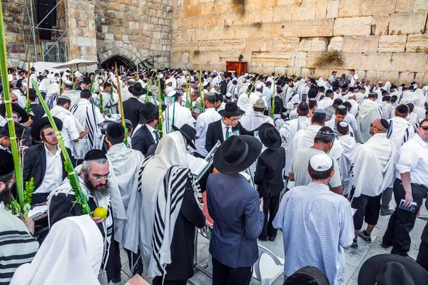 Jerusalem イスラエル 2018年9月26日 ユダヤ人は白いタリットに包まれて祈る コハイムの祝福 西壁での感動的な儀式 写真観光の概念 — ストック写真