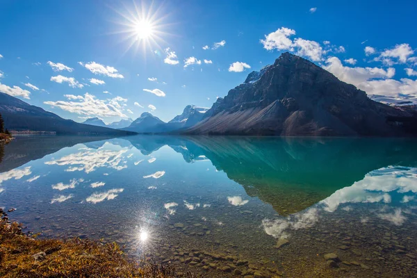 Ψυχρή Ηλιόλουστη Μέρα Lake Bow Παγωμένη Λίμνη Καταγάλανα Νερά Βραχώδη — Φωτογραφία Αρχείου