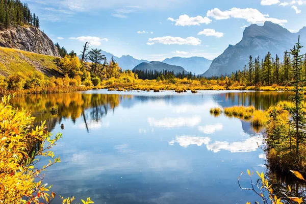北インドの夏の魔法 黄色の秋の草の中に朱色の湖 カナダのロッキー山脈の壮大な風景 — ストック写真