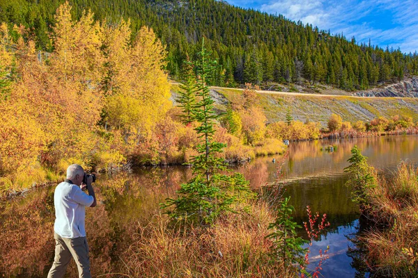 Homem Cabelos Grisalhos Fotografa Uma Bela Paisagem Verão Indiano Nas — Fotografia de Stock