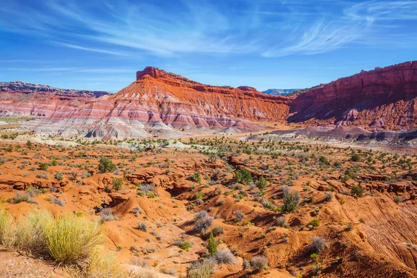 Kızıl kumtaşı dağlarının resimli mahmuzları. ABD. Arizona, Utah. Paria Kanyonu-Vermilion Uçurumları Vahşi Doğa Bölgesi. Aktif, aşırı ve fotoğraf turizmi kavramı