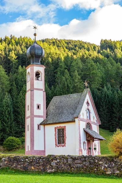 Affascinante Chiesetta Alto Adige Splendida Valle Val Funes Dolomiti Una — Foto Stock