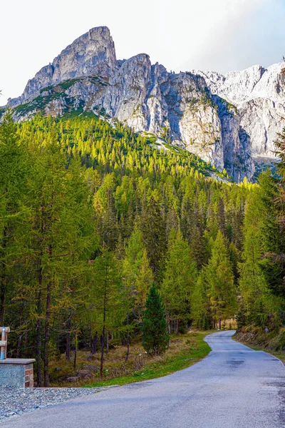 Wide Highway Crosses Falzarego Pass Clouds Flying Sky Picturesque Sunset — Stock Photo, Image