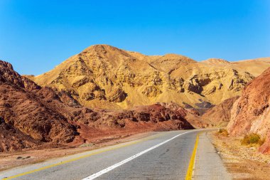 Otoyol en güneydeki İsrail şehrini ülkenin merkezine bağlar. Eilat Dağlarının çeşitliliği ve manzaralı güzelliği. Eilat çevresindeki dağlarda manzara oluşumları. 