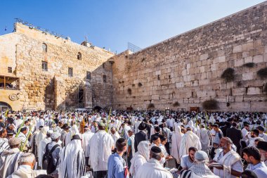 Tapınağın batı duvarında heyecan verici bir tören. Kudüs. Yahudiler beyaz Talit 'e sarılı dua ediyorlar. Cohanim 'in kutsaması. Hac, din ve fotoğraf turizmi kavramı