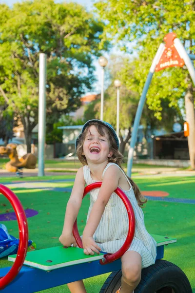 Affascinante Bambina Panama Sui Lunghi Capelli Biondi Ride Allegramente Teeter — Foto Stock