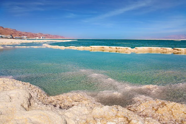 Izraelskie Wybrzeże Morza Martwego Wiosenny Dzień Chmury Cirrus Latają Niebieskim — Zdjęcie stockowe