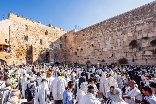 Tapınağın batı duvarında heyecan verici bir tören. Kudüs. Yahudiler beyaz Talit 'e sarılı dua ediyorlar. Cohanim 'in kutsaması. Hac, din ve fotoğraf turizmi kavramı