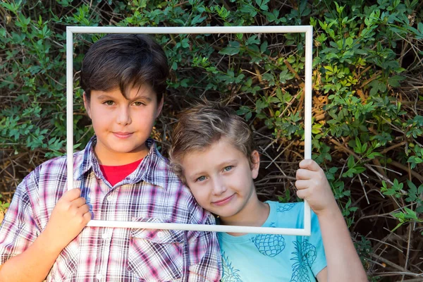 Bakgrund Grön Sommarpark Koncept Porträtt Och Reklam Foto Två Söta — Stockfoto