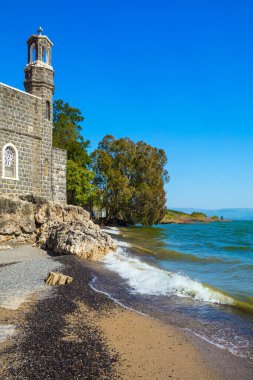 Celile Denizi 'nde yüksek dalgalar. Tabgha - Ekmek ve Balığın Çarpımı Kilisesi. İsrail 'in Hıristiyan mekanları. Etnografik, tarihi, dini ve fotoğraf turizmi kavramı