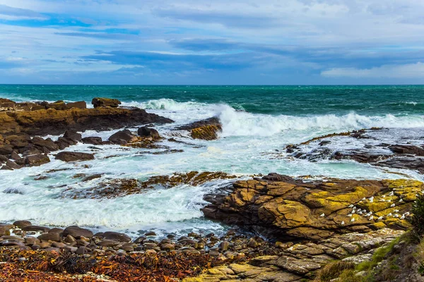 Rotsachtige Stenen Kusten Van Oceaan Zonsondergang Majestueuze Koude Schoonheid Van — Stockfoto