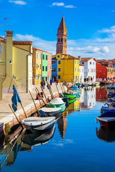 Colorful Bright Houses Inclined Tower Reflected Canals Island Burano Boats — Stockfoto