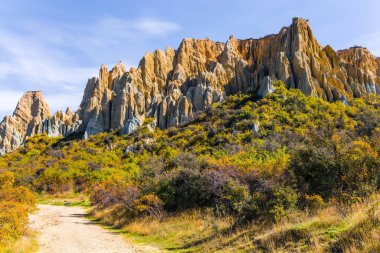 Clay Kayalıkları 'nın sırtları dar vadilerle ayrılmış. Toprak, görkemli kil kayalıklarının etrafından geçiyor. Yeni Zelanda, Güney Adası. Egzotik, aşırı, doğal ve fotoğraf turizmi kavramı