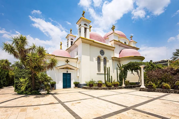 ガリラヤ湖のほとりにある修道院のピンク色のドームと雪の白い壁 カペナウムにある12使徒のギリシャ正教会の修道院 イスラエル — ストック写真