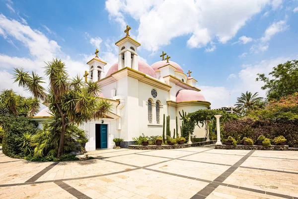 加利利海沿岸修道院的粉红色圆顶和雪白的墙壁 迦百农十二使徒的希腊东正教修道院 教堂周围的热带公园 — 图库照片