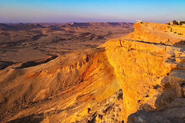 以色列 拉蒙陨石坑 Makhtesh Ramon 是内盖夫沙漠的一个侵蚀火山口 已被宣布为地质保护区 日落时分 — 图库照片