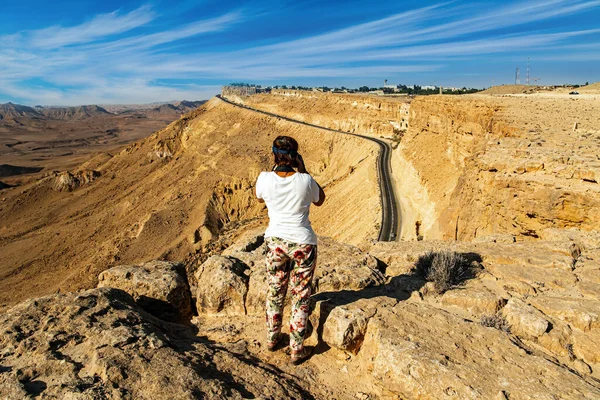 Woman Photographing Beautiful Landscape Steep Cliff Israel Crater Makhtesh Ramon — Stock Photo, Image