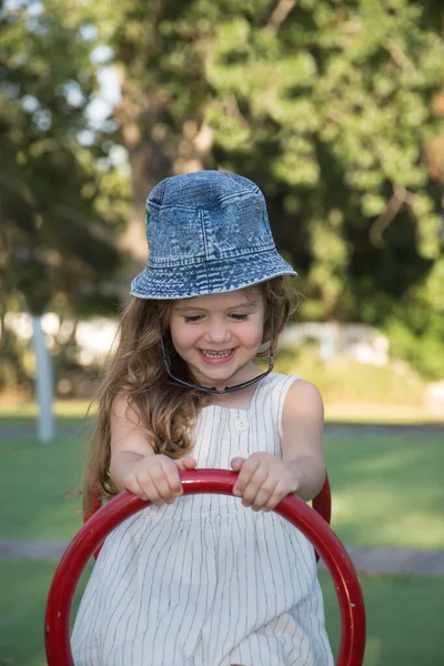 Bambina Incantevole Panama Capelli Biondi Lunghi Ride Allegramente Oscillazione Bambini — Foto Stock