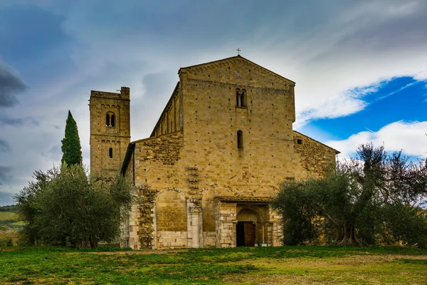 Ancient Magnificent Abbey San Antimo Autumn Day Green Lawn Park — Stockfoto