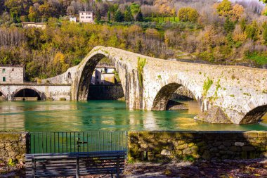 Magdalalı Meryem 'in köprüsü Serchio Nehri' ni geçen ortaçağ yapısıdır. İtalya, Lucca. Nehrin zümrüt soğuk suyu köprünün eski asimetrik kemerlerini yansıtır.