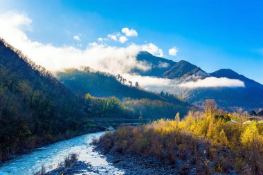 Borgo bir Mozzano. Serchio Dağı Nehri. Güneşli bir Aralık sabahı. İtalya. Toskana. 