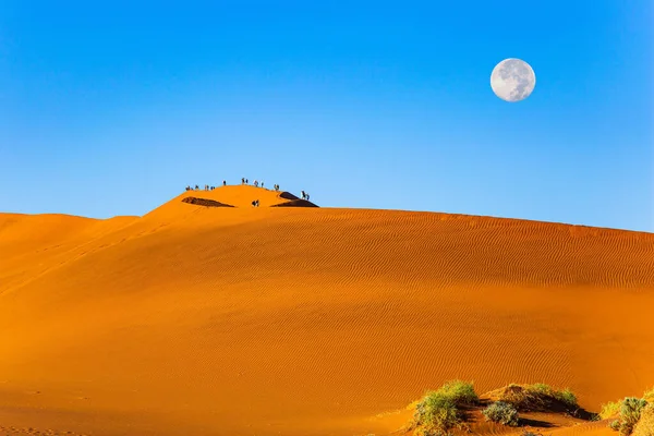 Huge Moon Visible Low Horizon Huge Scenic Red Orange Sand — Stockfoto