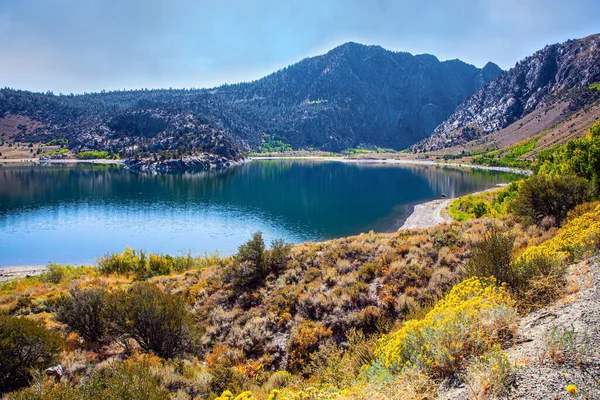 Nádherné Stříbrné Jezero Horách Kalifornie Usa Hladký Povrch Vody Odráží — Stock fotografie