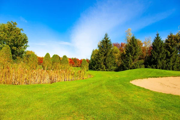 Çok Renkli Sonbaharın Büyüsü Bakılmış Golf Sahası Yeşil Kırmızı Sarı — Stok fotoğraf