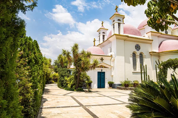 Růžové Kupole Zlatými Kříži Kostela Březích Galilejského Moře Řecký Ortodoxní — Stock fotografie