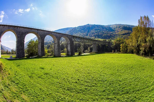Majestueuze Krachtige Brug Viaduct Ondiepe Rotsachtige Rivier Idrija Herfst Kleuren — Stockfoto