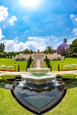  Bahai Dünya Merkezi. Muhteşem mermer çeşme ve merdivenler. Hacc merkezi ve popüler turizm merkezi. Fotoğraf Fisheye lensli. Carmel Dağı. Hayfa. İsrail. Açık güneşli gün 