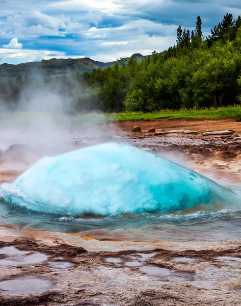 Boiling Water Azure Ball Famous Strokkur Geyser Cloudy Summer Cold — стоковое фото