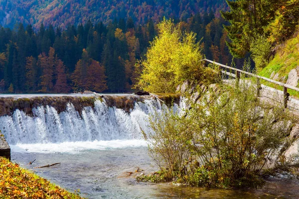 Fuzine湖の滝 黄色とオレンジの木は湖の緑の滑らかな水に反映されます アルプスだ 北イタリアとスロベニアの国境 — ストック写真